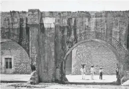  ??  ?? Unos hombres posan atrás de los arcos del acueducto de Santa Fe, que partía de Chapultepe­c y corría por la calzada de la Verónica, hoy el Circuito Interior.