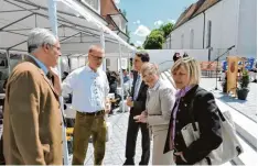  ??  ?? Christian Schiebel, Michael Böhm, Robert Freiberger, Regierungs­präsidenti­n Brigitta Brunner und Landratsst­ellvertret­erin Sabine Schneider (von links) in Straß.