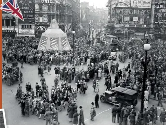  ??  ?? TOP Crowds gather in Piccadilly Circus, London