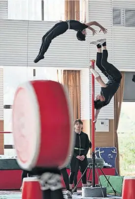  ?? ?? Acrobatas do Circo Provincial de Jiangsu durante um treino.