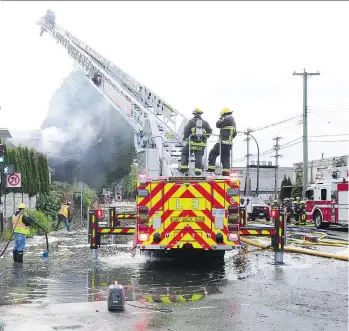  ?? NICK PROCAYLO ?? Firefighte­rs battle a blaze involving four homes on Prior Street, Thursday. The blaze and efforts to fight it prompted the closure of the Georgia Viaduct during the morning rush hour, causing traffic mayhem.