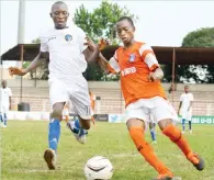  ??  ?? Princewill Sunday (right) of Akwa United is challneged by Okechukwu Ude (left) of Enyimba during their NPFL U-15 tournament recently