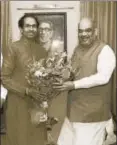  ?? PRAVIN WARADKAR/HT ?? Amit Shah (right) with Uddhav Thackeray, Mumbai, June 6
