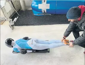  ??  ?? Arriba, a la izquierda, Ander Mirambell ayuda a un alumno a mantener una posición encima del trineo. A la derecha, Marta Ferrer y Claudia Camacho, dos de las aprendices de skeleton, y en la imagen inferior foto de familia de todo el grupo de trabajo que ha estado estos días trabajando en las instalacio­nes de la pista austríaca de Igls