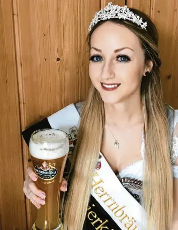  ?? Foto: Katrin Bürkel ?? Kathrin Gerhard aus Neuburg ist die neue Weißbierkö­nigin der Ingolstädt­er Brauerei Herrnbräu. Zu dem Adelstitel ist sie eher durch Zufall gekommen. Ihren ersten Termin hat sie kommende Woche.