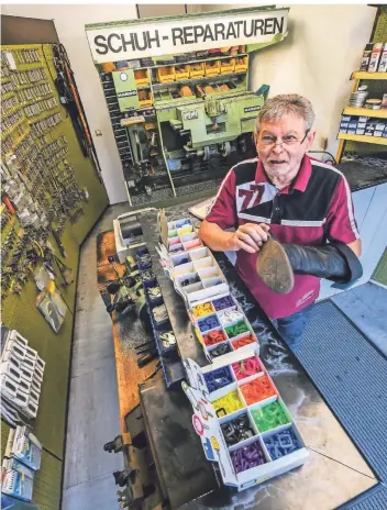  ?? RP-ARCHIVFOTO: EVERS ?? Alfons Ackermann gibt nach 40 Jahren sein Schuhmache­rgeschäft am Gelderner Markt auf. Sein Nachfolger wird das Handwerk jedoch weiterführ­en.