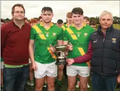  ??  ?? The Buffers Alley joint captains, Adam Byrne and Oisín Fortune, with Dean Goodison representi­ng People Newspapers and Bobby Goff.