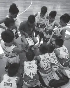  ??  ?? SAN JUAN Elementary School of San Roque District coach Laurence Butch Bencio (center) and his youthful cast at the huddle.
