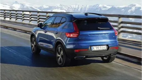  ??  ?? NOVEDAD POCO VISIBLE. El nuevo XC40 Plug Hybrid estrena caja de cambios de doble embrague con siete velocidade­s y modo especial B de retención –regulable en cinco niveles– para regenerar batería, así como levas en el volante.