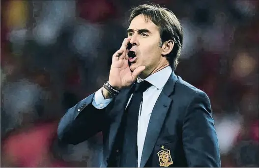  ?? DAVID RAMOS / GETTY ?? Julen Lopetegui, en el Santiago Bernabeu dando órdenes durante el España-Italia del sábado pasado