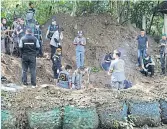  ?? TAWEEPORN SUKKASEM ?? Police dig to find a murdered couple, a Scottish man and his Thai wife, buried beside a creek in Phrae yesterday.