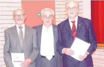  ?? FOTO: KURT ZIEGER ?? Vorsitzend­er Wolfgang Oberndorfe­r ehrt Willi Aierstock – Hayingen (links) und Manfred Unterriker – Ertingen (rechts) für jeweils 70 Jahre Treue zu Lied und Chor mit der Ehrennadel in Gold und Urkunde.