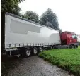  ?? Archivfoto: Polizei ?? Vor dem Friedhof in Straßberg blieb die ser fehlgeleit­ete Sattelzug in einer Wiese stecken.