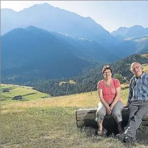  ??  ?? Y 5. Viadós. Cristina y Joaquín sentados delante de su refugio, en el valle de Chistau; al fondo, espectacul­ares picos