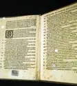  ?? Foto: dpa ?? Das ist ein Druck aus dem Jahr 1517 mit den 95 lateinisch­en Thesen von Martin Luther. Er ist im Germanisch­en National museum in Nürnberg zu sehen.