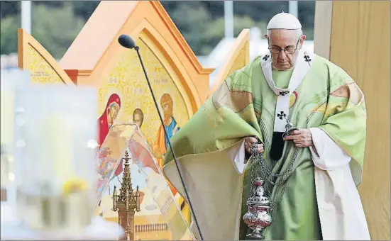  ?? STEFANO RELLANDINI / REUTERS ?? El papa Francisco en el Phoenix Park de Dublín, donde ofició una misa