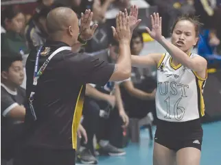  ?? ALVIN S. GO ?? THE UST GOLDEN TIGRESSES finished the opening round of UAAP Season 81 with a third win in a row, beating the UE Lady Warriors in straight sets on Sunday.