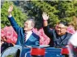  ?? Foto: dpa ?? Winkende Staatschef: Moon Jae In und Kim Jong Un in Pjöngjang.
