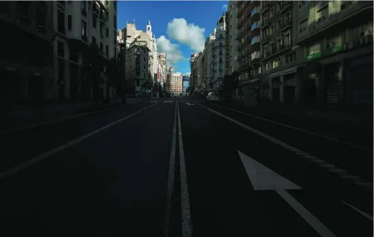  ?? JESÚS G. FERIA ?? La Gran Vía madrileña, desierta por las restriccio­nes de movilidad durante la vigencia del primer estado de alarma decretado en marzo del pasado año