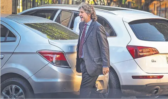  ?? Agustín marcarian ?? Boudou, ayer, al llegar a los tribunales de Comodoro Py; el juez federal Lijo lo llamó a indagatori­a