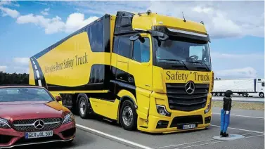  ?? BILD: SN/DAIMLER AG ?? Lkw mit Sicherheit­ssystemen verursache­n deutlich weniger Unfälle.