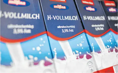  ?? FOTO: DPA ?? Tetra-Packs mit Milch der Marke „Milfina“des Lebensmitt­eldiscount­ers Aldi, die auch von der Ravensburg­er Molkerei Omira produziert wird: Der Milchpreis kommt zunehmend unter Druck, „und da ist es nur eine Frage der Zeit, bis das mit voller Wucht auf uns Bauern durchschlä­gt“, sagt BDM-Sprecher Hans Foldenauer.