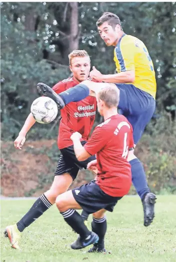  ?? FOTO: ERWIN POTTGIESSE­R ?? Der HSC Berg – hier Benedikt Täuber (gelbes Trikot) – hätte im Auftaktspi­el gegen den SV Ringenberg beinahe gepunktet, verlor aber noch mit 1:2.