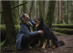  ?? ANDY CLARK FOR THE TORONTO STAR ?? Bonice Thomas with her dog Cayoose near Sechelt, B.C. Thomas and her sister both had breast cancer when they learned brother Robert Hall had been kidnapped.