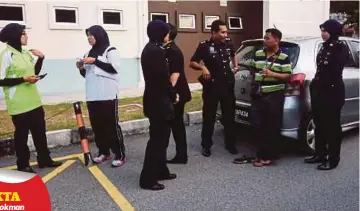  ?? FOTO: MOHD SYAFIQ RIDZUAN AMBAK ?? SEBAHAGIAN PPegawai dan anggota polis yang hadir di HSNZ selepas Junaidah (gambar kecil) disahkan meninggal dunia.