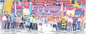  ??  ?? PAYAN (empat kanan) bersama para guru besar kontinjen pemenang terdiri daripada SK Matunggong, SK Sebayan dan SK Garau bersama hadiah kemenangan.