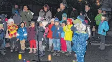  ?? SZ-FOTO: HI ?? Für die Kinder war das Christbaum­stellen etwas ganz Besonderes.