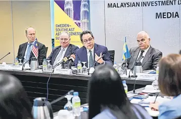  ??  ?? Azman (second right) along with Juhlin-Dannfelt (right) during a media briefing on the summit yesterday. — Bernama photo