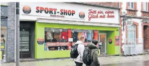  ?? FOTO: D. STANIEK ?? Räumungs-Verkauf im Sport-Shop: Das Geschäft an der Breite Straße wird künftig das Domizil der Grevenbroi­cher SPD.