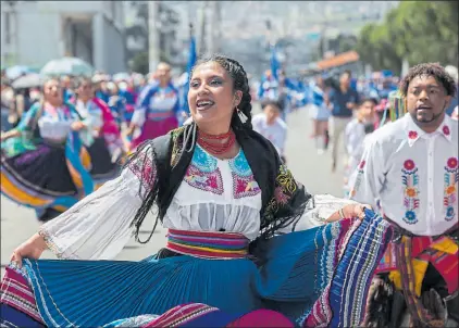  ?? Armando Prado / El comercio ?? • Ayer, vecinos, estudiante­s y gestores culturales de Quitumbe desfilaron en la Av. Cóndor Ñan.