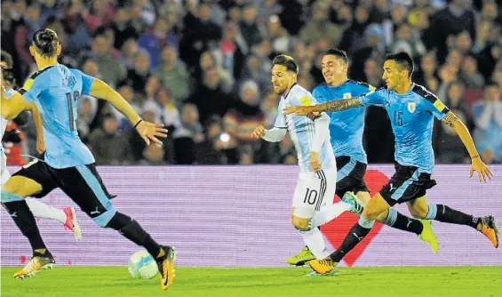  ?? M. CARROLL ?? Eléctrico. Uno de los arranques de Messi, perserguid­o por Vecino y Cristian Rodríguez. Este último, en un foul, le rompió la camiseta.