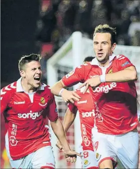 ?? FOTO: XAVIER JURIO ?? Sadik celebra su gol de penalti ‘in extremis' que mantiene al Nàstic en la pelea