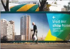  ?? SIMON DAWSON / BLOOMBERG ?? A huge poster advertisin­g a residentia­l block under constructi­on in London. The cloudy outlook for the global economy has not deterred Chinese mainland developers from expanding overseas. Despite the Brexit vote, which has dented the UK capital’s...