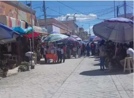  ?? APOLONIA AMAYO ?? Retiro de ambulantes del primer cuadro de Tehuacán.