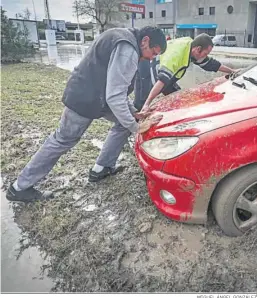  ?? MIGUEL ÁNGEL GONZÁLEZ ?? El agua provocó que algunos coches quedaran atascados en el barro.