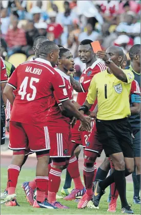  ?? PHOTOS: LEFTY SHIVAMBU/GALLO IMAGES ?? NAUGHTY: Referee Thando Ndzanazeka gives Lehlohonol­o Majoro a red card during the match between Platinum Stars and Orlando Pirates at Royal Bafokeng Stadium
“