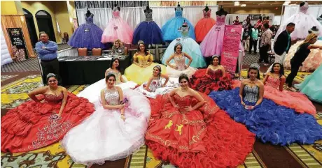  ?? Fotos de Annie Mulligan ?? Jóvenes modelan con vestidos de quinceañer­as en el evento llamado My 15 Expo, el domingo 22 de enero de 2017 en Houston.