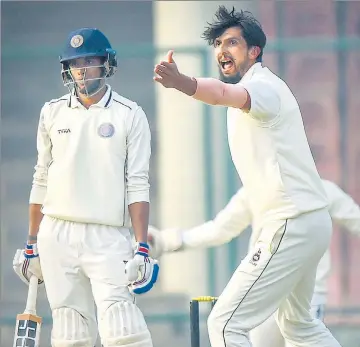  ?? PTI ?? ■
Ishant Sharma (right) finished with figures of 4/19 from 10 overs as Delhi bowlers ripped through the Hyderabad batting order.