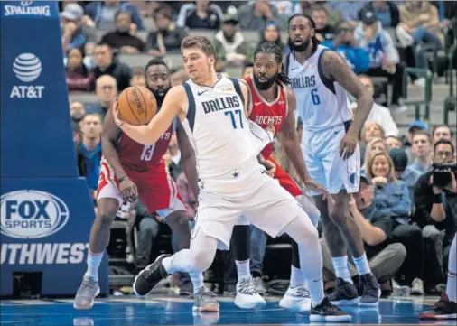  ??  ?? DUELO TEXANO. Luka Doncic trata de zafarse de la vigilancia de Nene Hilario, con James Harden y DeAndre Jordan mirándole al fondo.