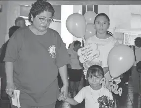  ??  ?? Debajo, una niña le entrega un presente al padre Francisco Mukul Domínguez. A la izquierda, integrante­s de la Catequesis Infantil al entrar a la iglesia, antes del festejo para el párroco de Progreso