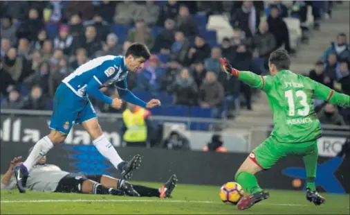  ??  ?? EL 1-1 PARA EL ESPANYOL. Gerard Moreno, atento, aprovechó el horrible control de Sidnei en su área pequeña para batir a Tyton.