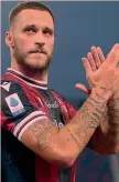  ?? ANSA ?? Applausi Marko Arnautovic, 32 anni, saluta i tifosi rossoblù