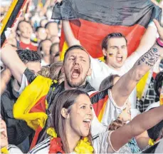  ?? FOTO: BORIS ROESSLER/DPA ?? Fußballsch­auen können die Fans am Sonntag auf dem Buchauer Adelindisf­est nicht. Aber wenn es gut läuft, können sie danach den Sieg der deutschen Nationalel­f im Festzelt in den Bittelwies­en feiern.