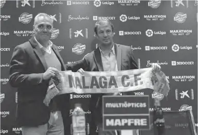  ?? Foto: FC Málaga ?? Der neue Trainer José González (r.) wurde am Samstag präsentier­t.