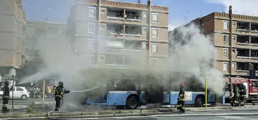  ?? (foto Proto e LaPresse) ?? Allarme Il bus in servizio sulla linea «881» ha preso fuoco a piazza Pio XI: i vigili del fuoco al lavoro per spegnere le fiamme. Nelle altre immagini, romani e turisti in attesa dei mezzi alle fermate: ieri c’è stato anche lo sciopero di quattro ore...