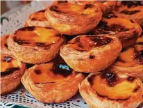  ?? FOTO: TURISMO DE LISBOA ?? Kleine süße Sünde: Pastel de Belém sind mit Pudding gefüllte Blättertei­gtörtchen.